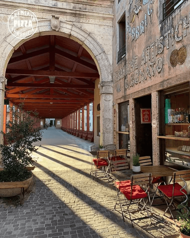 Premiata Fabbrica della Pizza a Bassano, foto entrata vicino al ponte sul Brenta