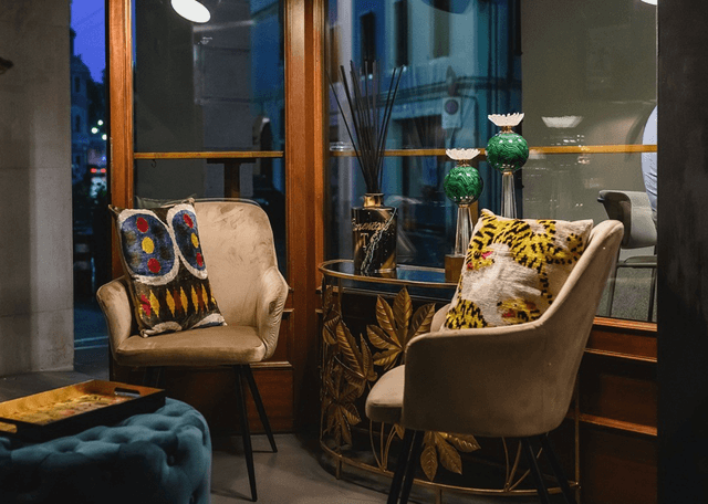 Fiorenzano Treviso: cocktail raffinati, wine bar d’eccellenza e un’atmosfera elegante nel cuore storico di Treviso. Perfetto per un’uscita di coppia tra charme e sapori unici.