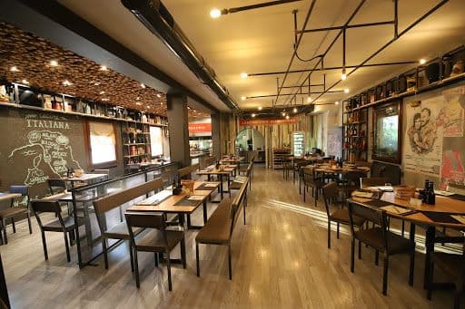 Brace e Fantasia: braceria elegante sulla Riviera del Brenta, ideale per una cena di coppia. Carne alla brace selezionata, atmosfera intima e dettagli unici in stile vintage-industriale.