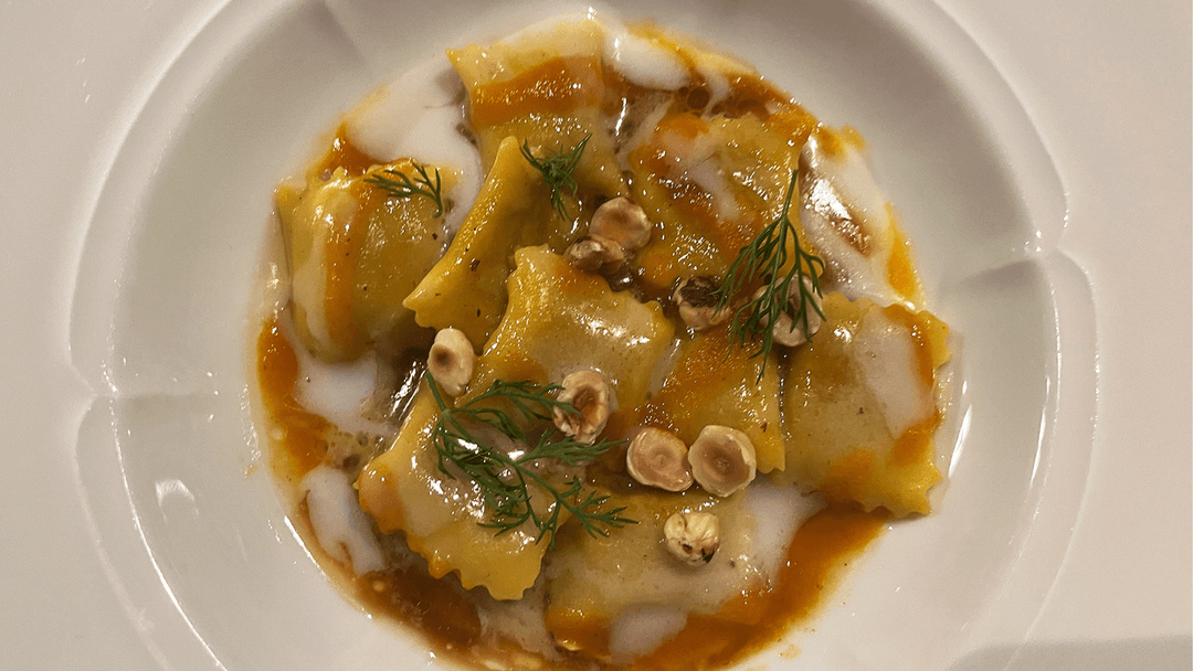 Ravioli gourmet con crema di zucca, nocciole tostate e finocchietto selvatico serviti da Osteria Therra a Mirano, primo piatto raffinato e creativo.