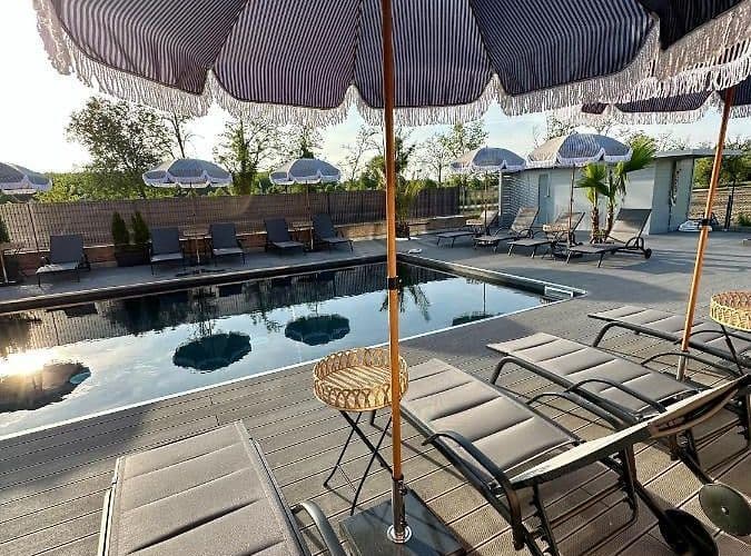 Baco da Seta: griglieria elegante a Mestre, con carne eccellente, vini selezionati, piscina estiva e atmosfera perfetta per una cena romantica.