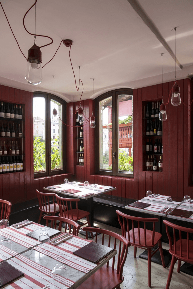 Premiata Fabbrica della Pizza a Bassano, foto interno rosso chic e rustico