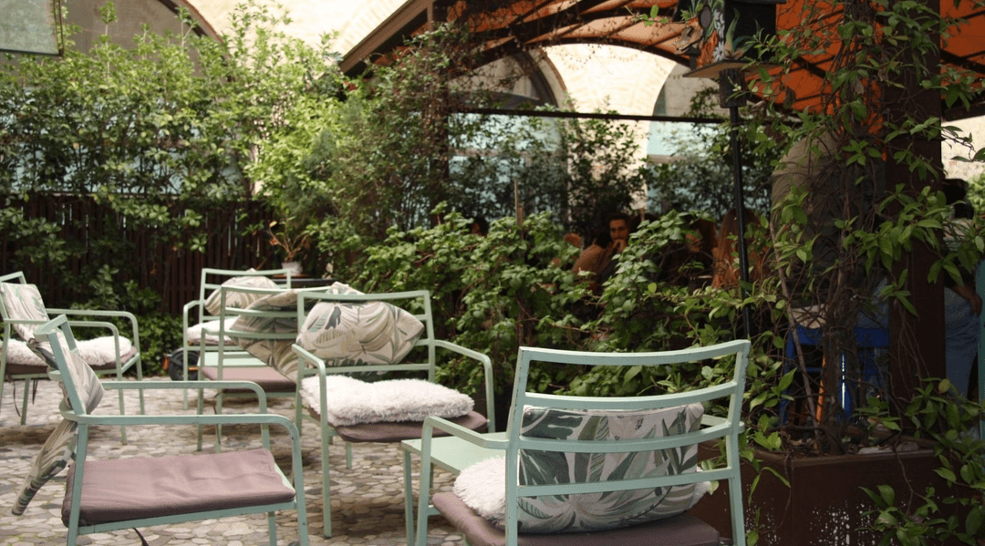 Bar con sedute al secret garden