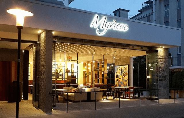 Ingresso serale del ristorante Myricae a Jesolo, con insegna luminosa, ampie vetrate, arredi moderni visibili dall’esterno e atmosfera calda e accogliente.